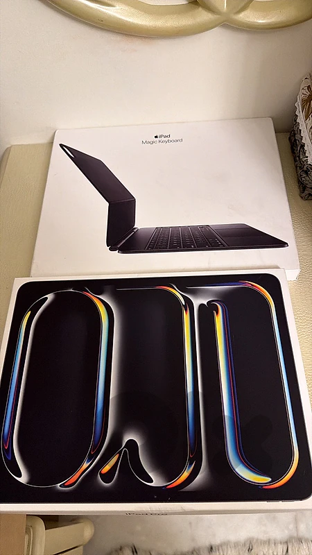 Apple Ipad Pro m4 13 inch 256 gb wifi like new with ipad magic keyboar