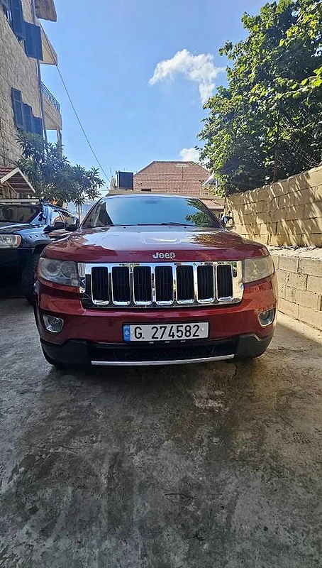 Jeep cherokee  hemi overland   v8 2011