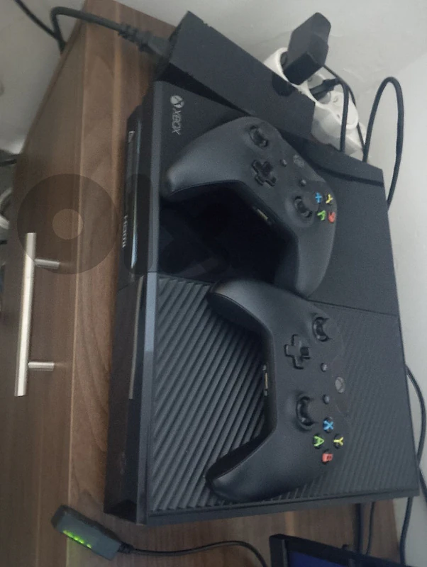 xbox one with 2 controllers kinect and many games