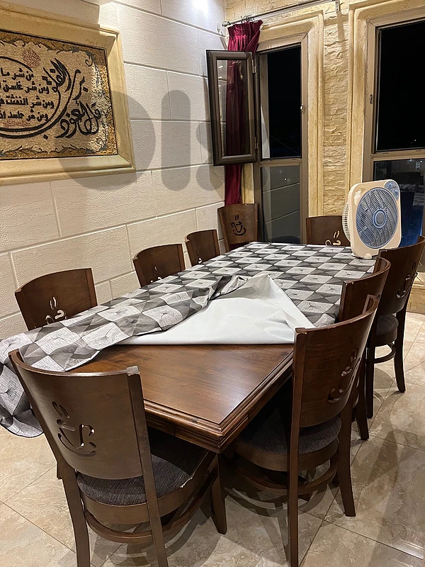 Elegant Dining Table for Sale – Excellent Condition