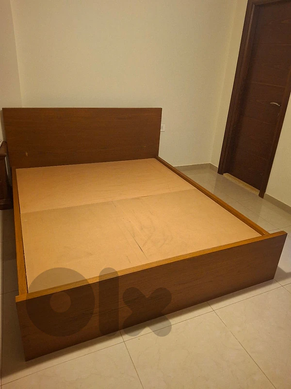 queen size bed very good condition

 -  حالة جيدة جدا - تخت مجوز