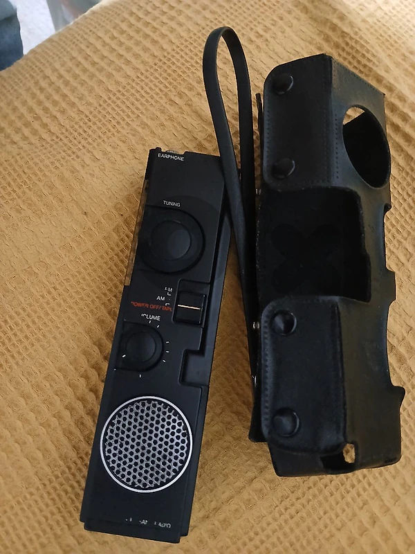 Antique mini radio with leather case
Vintage
راديو مُميّز قديم