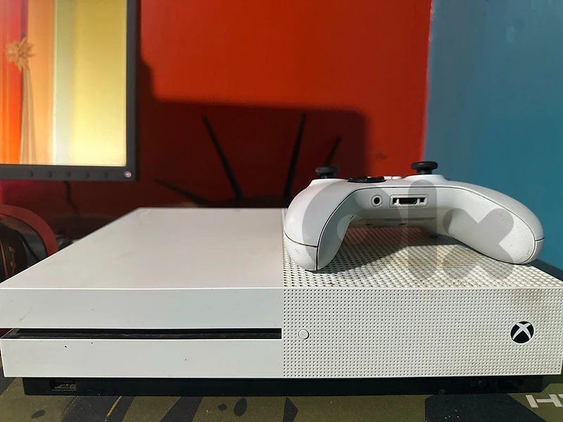 Xbox one S + rechargeable controller