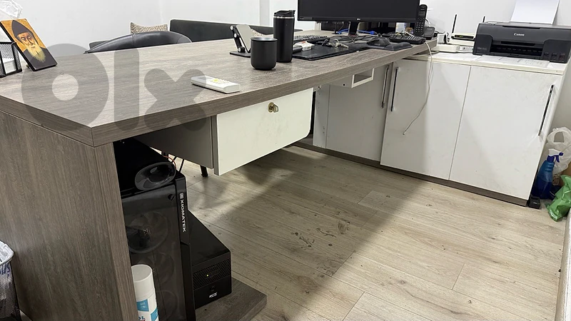 Desks (2) 1 low. cabine