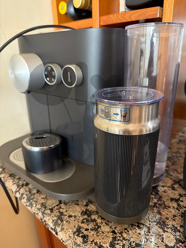 250$ Like New Nespresso Coffee Machine