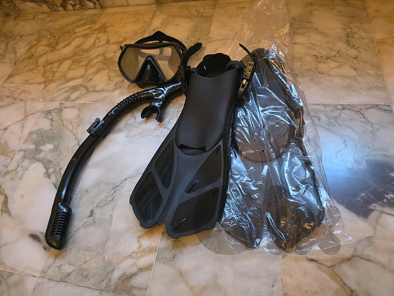 Complete Snorkeling Set with Fins, Mask & Snorkel – Like New
