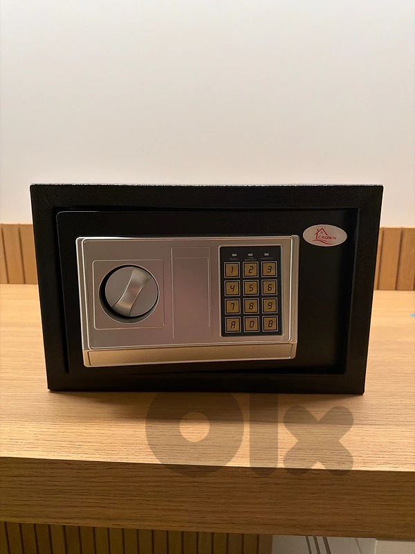 New digital safe (comes with box and all accessories)