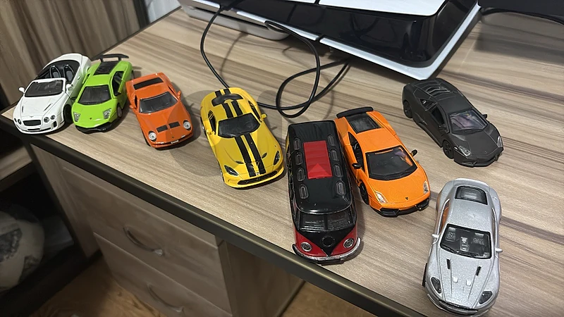 8 cars, open doors