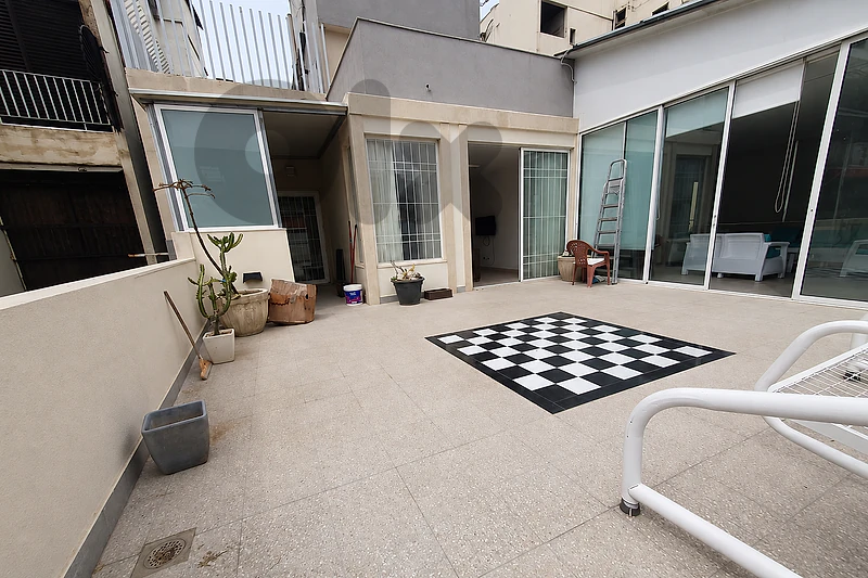 Apartment with Spacious Terrace for Sale in Hamraشقة مع تراس واسع
