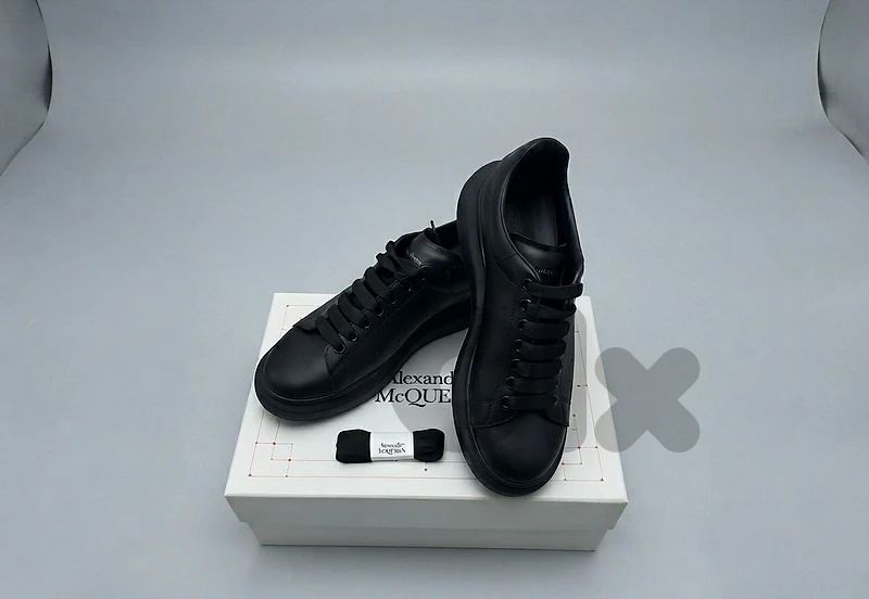 Alexander McQueen Sneaker All Black (Size EU 43.5) – Like New with Box Alexander McQueen Sneaker All Black (Size EU 43.5) – Like New with Box