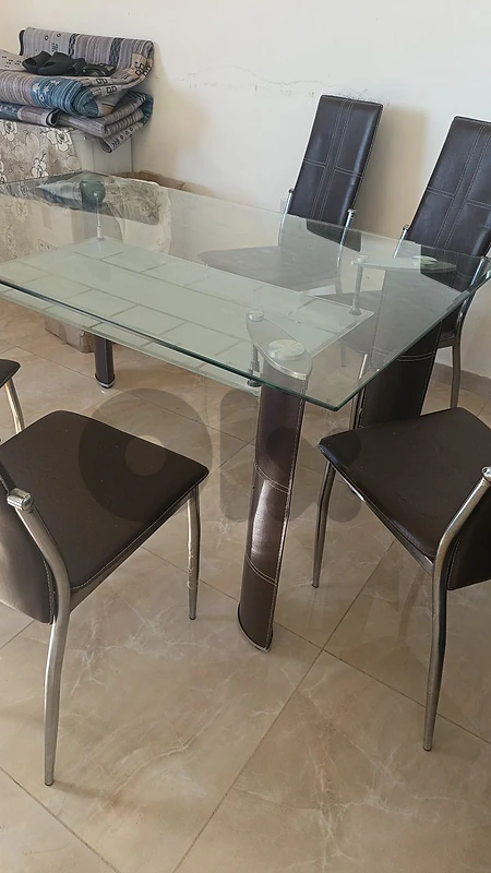 used like new dinning table with 6 chairs