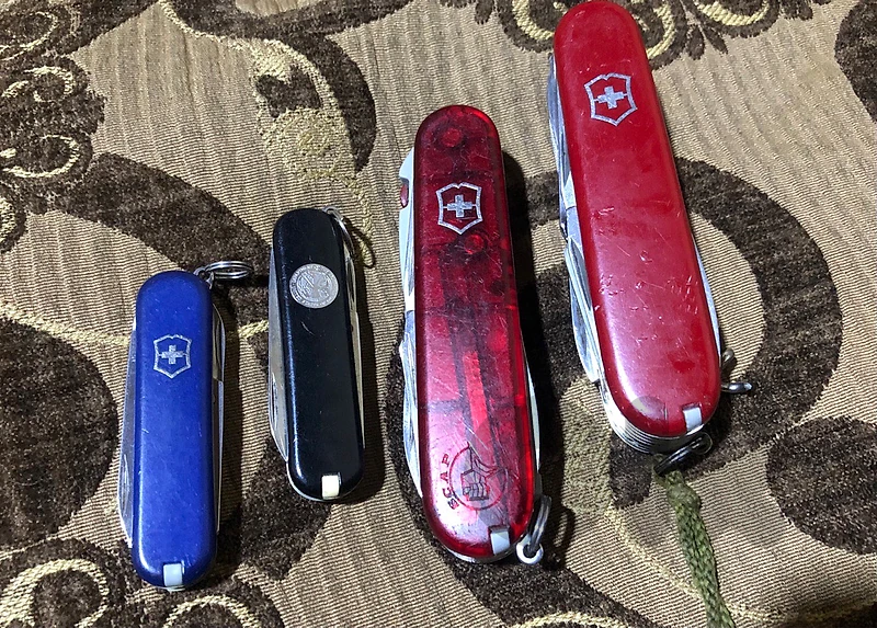 Victorinox knife 4 pieces like new all 200$