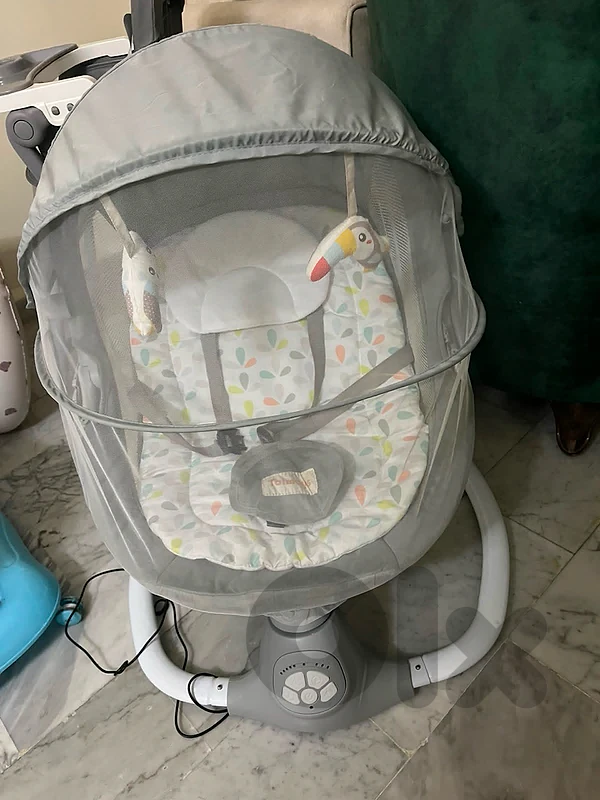 كرسي/مرجوحة أطفال كهربائية بحالة ممتازة - Baby Electric Swing