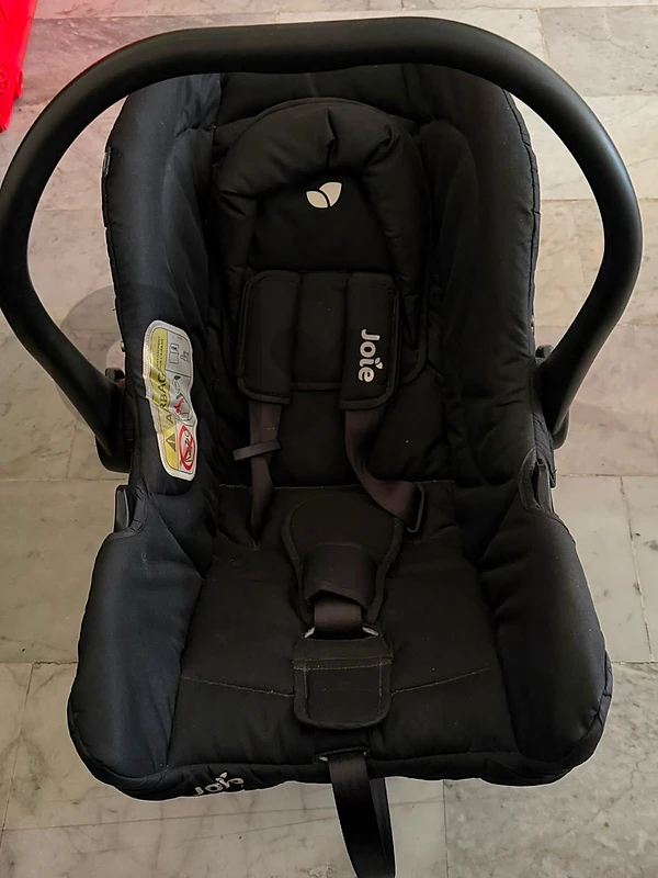 كرسي سيارة للأطفال Joie أصلية بحالة ممتازة - Joie Baby Car Seat