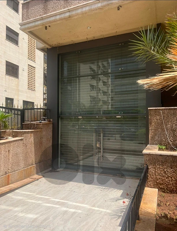 Prime locatiob Showroom for sale in Jnah