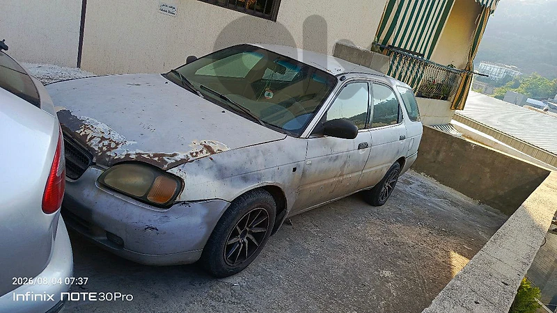 Suzuki Baleno 2000 .