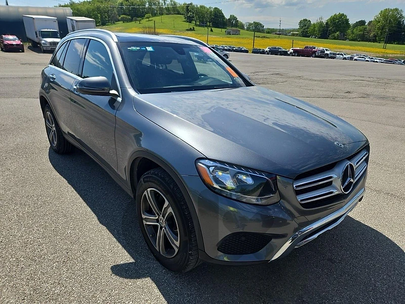 GLC 300 2019 ! 4matic ! Clean Carfax ! Arrives to lebanon in 14 days !