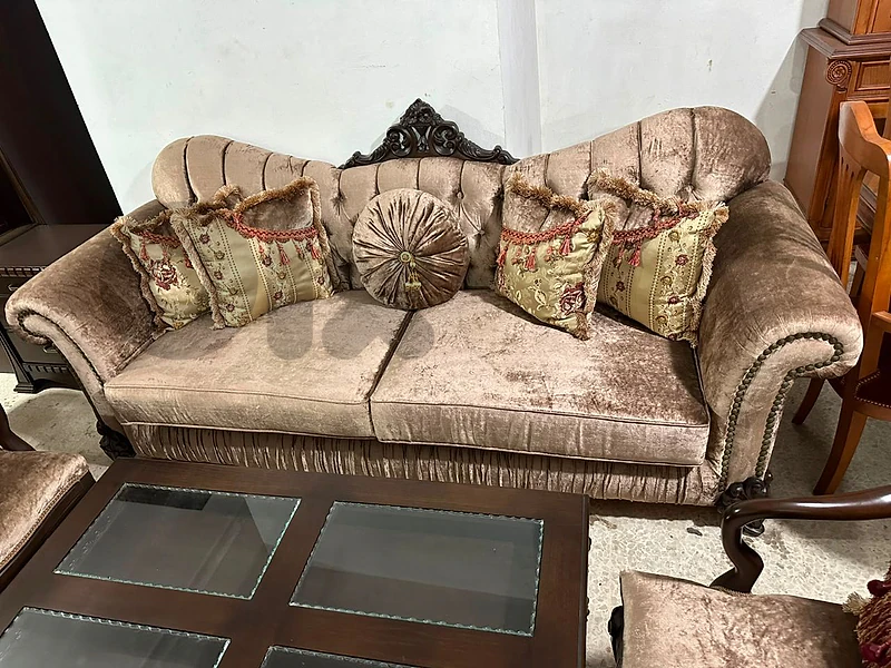 طقم كنبايات مودرن خشب ثقيل اربع قطع وطاولة