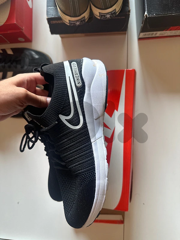 NIKE SHOES - SIZE 43