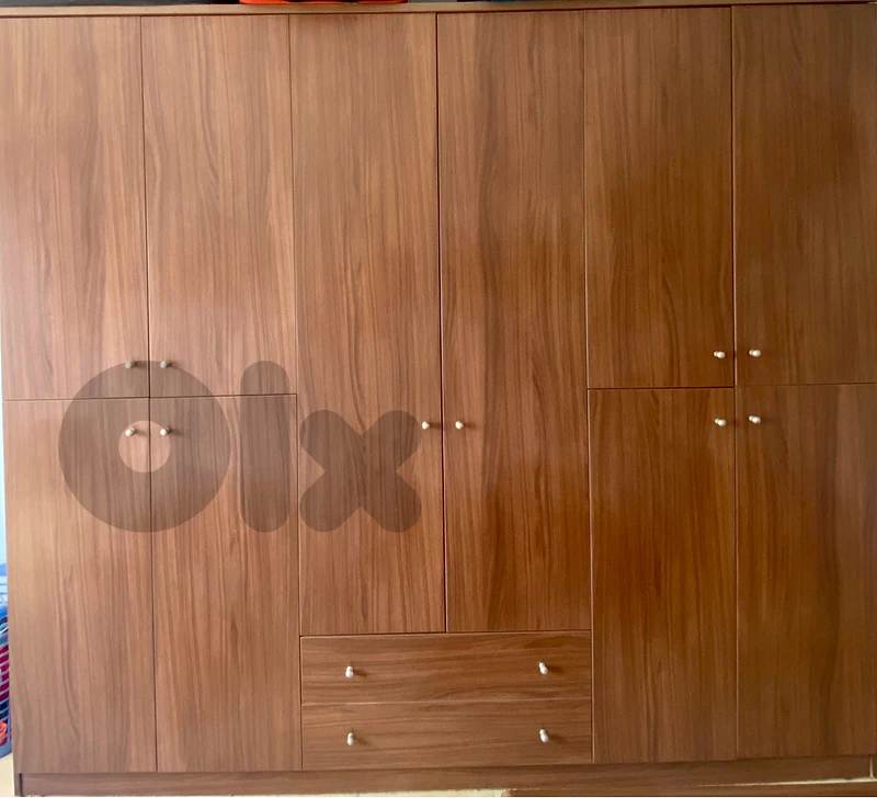 خزانة خشبية ضخمة – بحالة الجديد Large Wooden Wardrobe – Like New