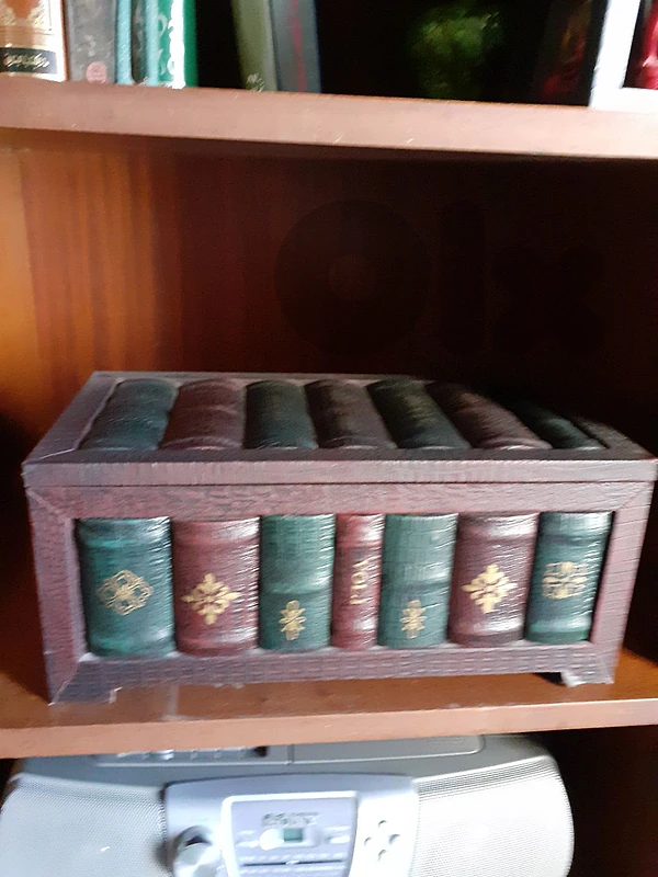 صندوق خشبي على شكل كتب