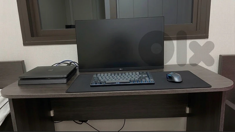ps4 slim with an original controller and a LG monitor