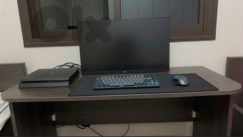 ps4 slim with 1 original controlled and a 60 hz LG monitor