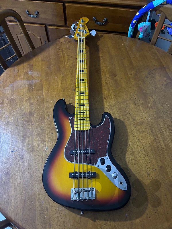 Bass electric guitar 5 strings