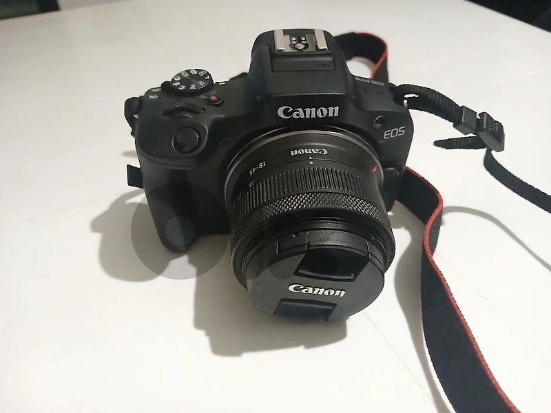 R100 Canon Camera like new