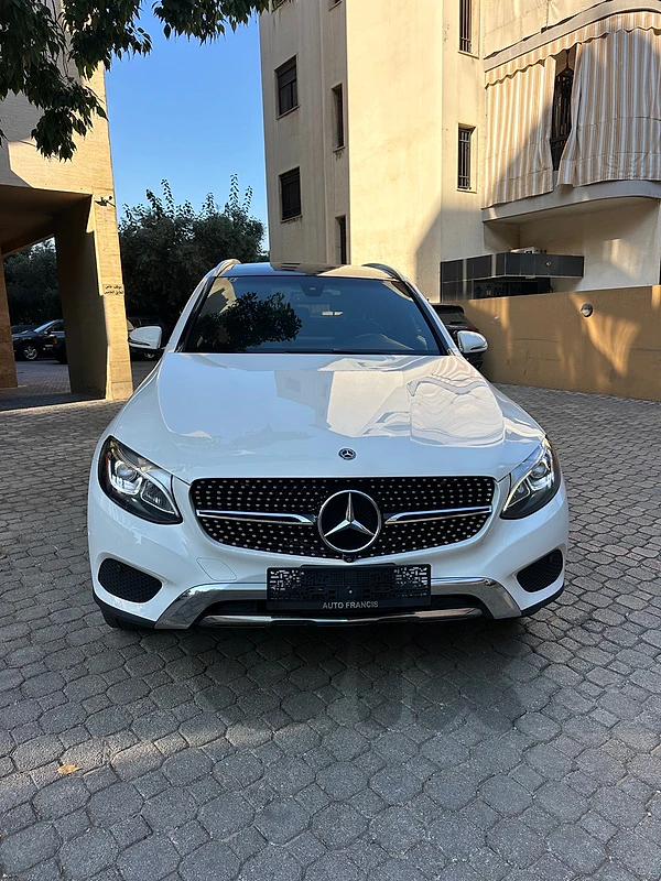 Mercedes GLC 300 4matic 2018 white on black (clean carfax-77000 miles)