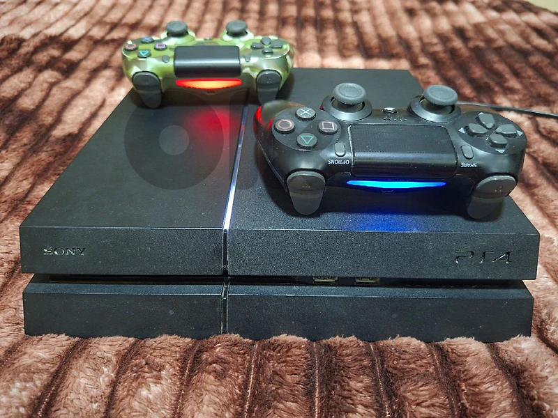PS4 FAT 1TB VERY CLEAN WITH UPS FOR PS4
