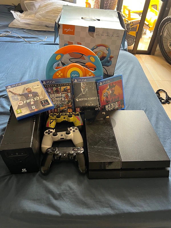 PS4 with 4 CDS WITH USP