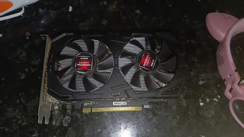 The Rx580 8GB displays a screen, but after a while it turns black