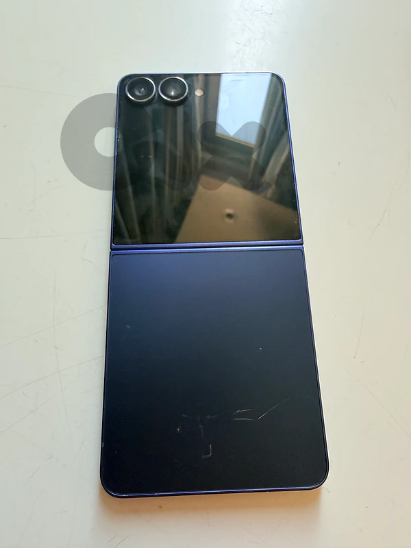 samsung z flip 7 with pitaka cover