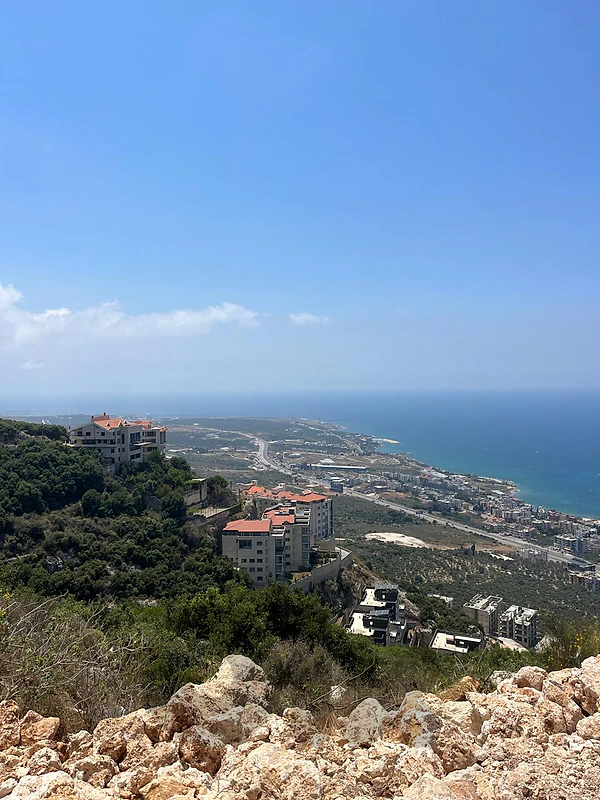 قطعة ارض للبيع مطلة على البحر