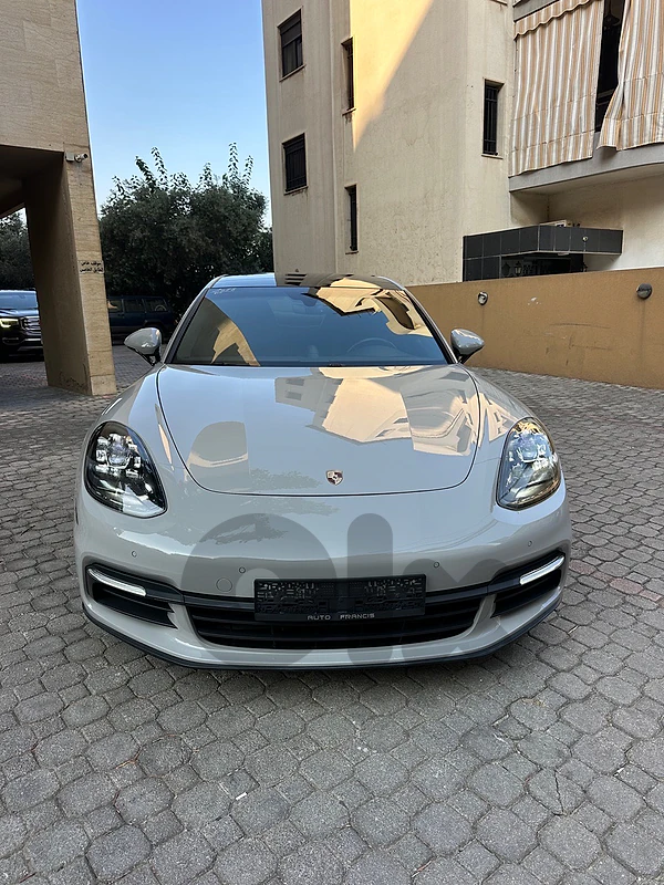 Porsche Panamera 2018 Solid gray on black (clean carfax)