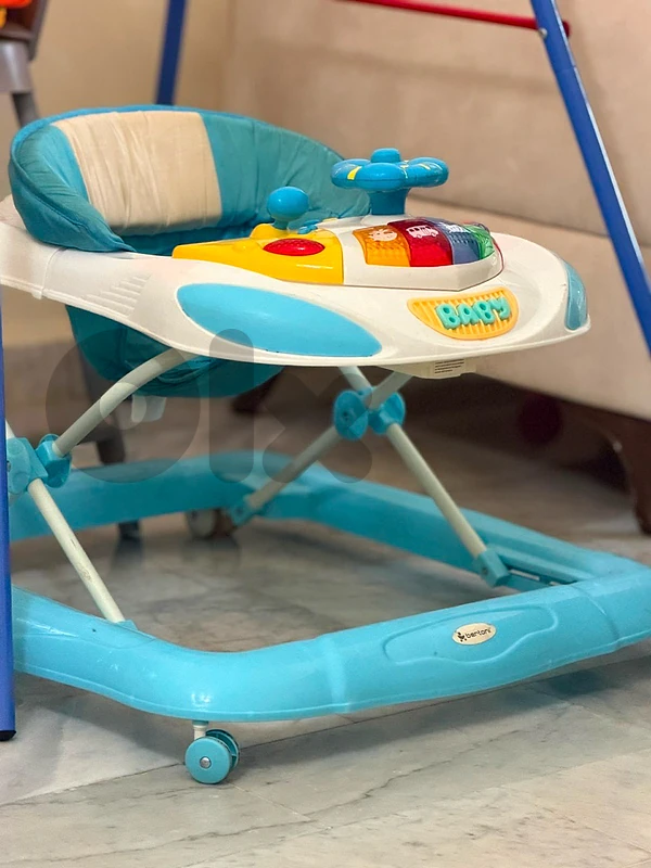 مشاية أطفال (Bertoni) ممتازة مع صينية ألعاب وأزرار موسيقية - لون أزرق