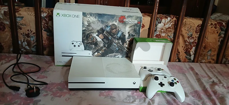 xbox one s 1tb very good conditions