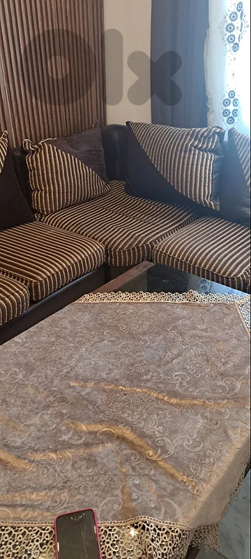 زاوية مع ثنائية بحالة جيدة جدا للبيع