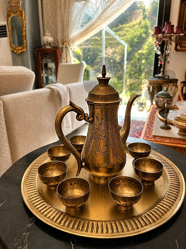 طقم مميز بطابع شرقي قديم، مصنوع من النحاس بلونه الذهبي