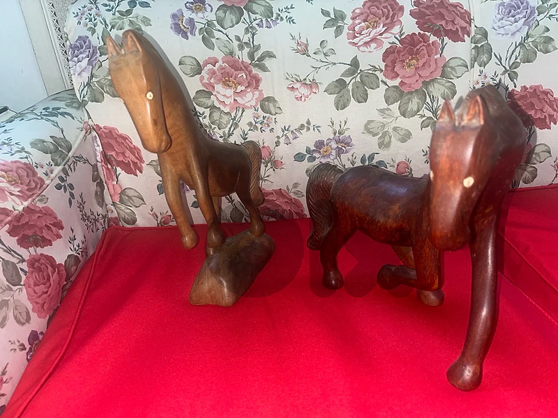 Pair of Hand-Carved Solid Wood Horse Statues (~30cm) – Vintage