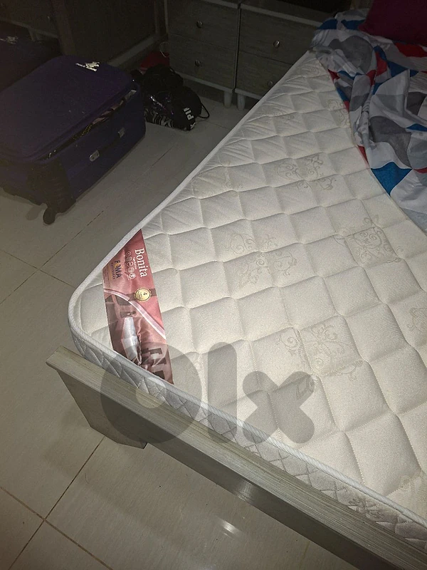 سرير مجوز مع فرشه طبيه