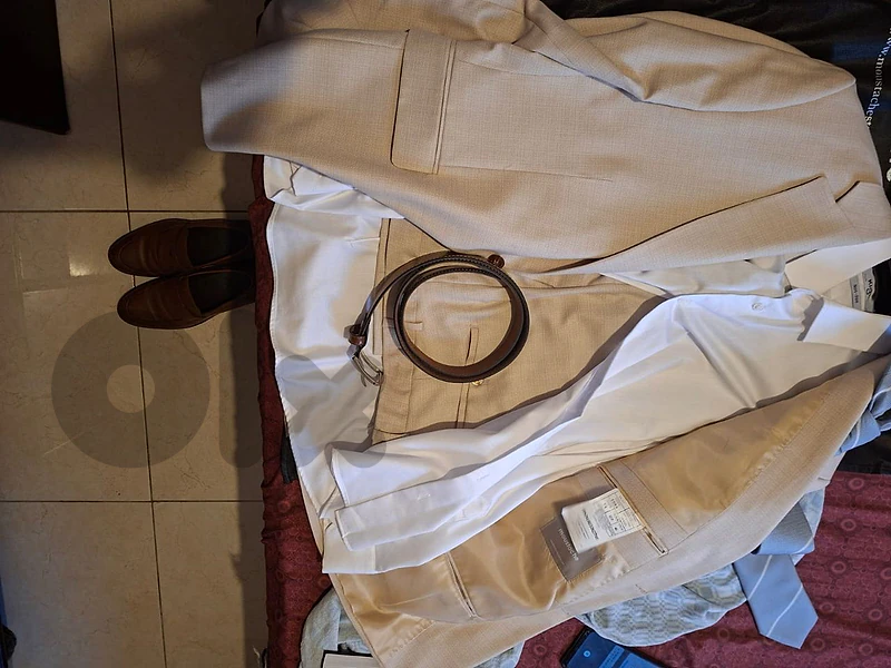 بدلة بيج كريمي فاخرة - ملبوسة مرة وحدة بس، بعدها بحالة الجديد 100%! 👔