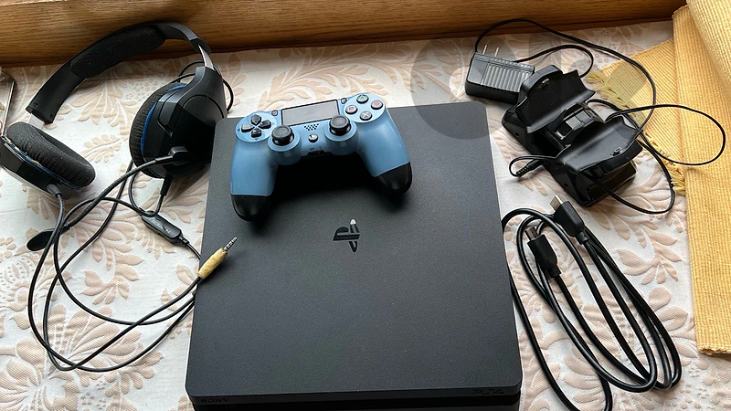 PS4 Slim with Controller, Headset and Stand