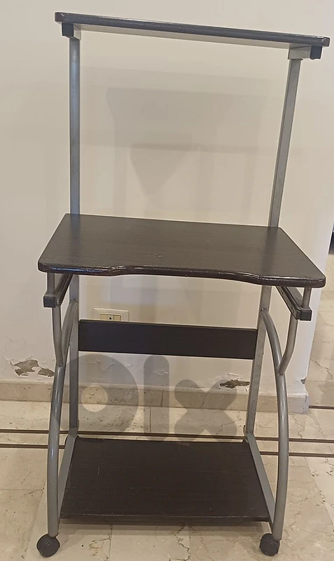 طاولة كومبيوتر ( Computer table)