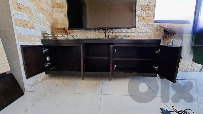TV Table / طاولة تلفزيون نوعية ممتازة بحالة جيدة جدا TV Table / طاولة تلفزيون نوعية ممتازة بحالة جيدة جدا