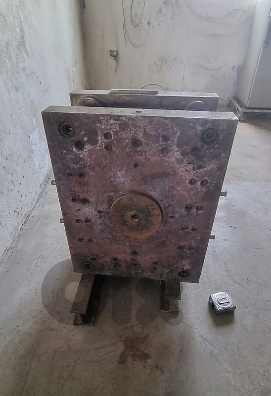 Heavy Duty Industrial Injection / Blower Molds (قوالب بلاستيك صناعية)