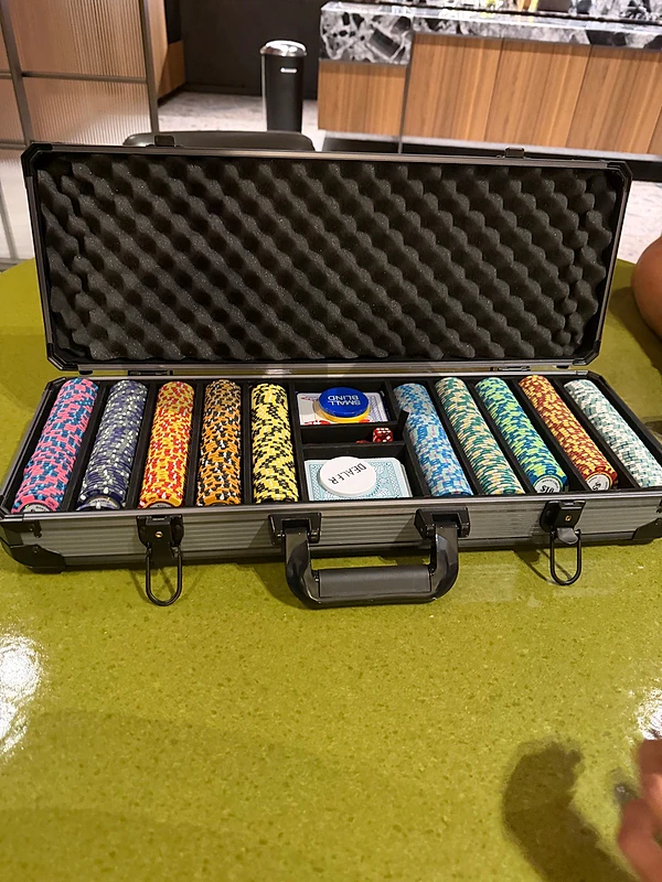 Casino Royale Poker set 8 rows of 50 chips