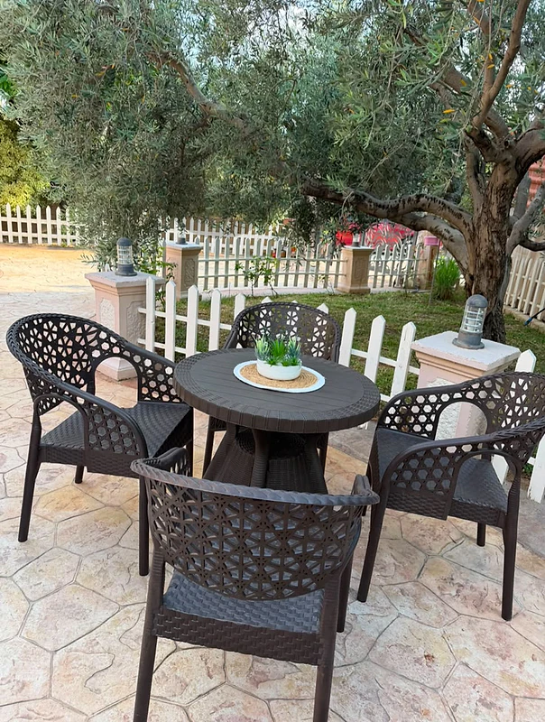 4 كراسي + طاولة
