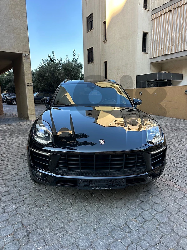 Porsche Macan 2018 black on black (clean carfax-54000 miles)